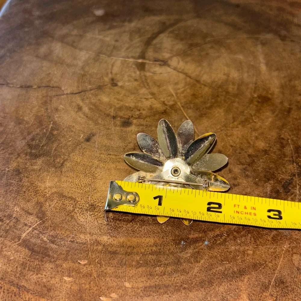 1960's Vintage Sarah Coventry Gold Tone Daisy Flower Textured Brooch/Pin